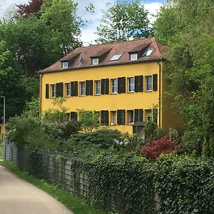  Apartment Zentrumsnahe Dachwohnung In Grüner Oase